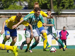 tonk Bohemians Patrik Schick (v zelenoblm) v akci v utkn se Zlnem