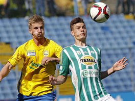 tonk Bohemians Patrik Schick (vpravo) a Jakub Jugas ze Zlna bedliv...