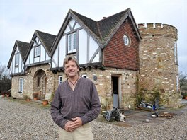 Britský farmá Robert Fidler si postavil hrad i s hradbami a dly v roce 2002 v...