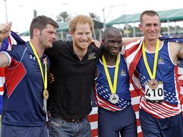 Princ Harry se sportovci na Invictus Games (Kissimmee, 10. kvtna 2016)