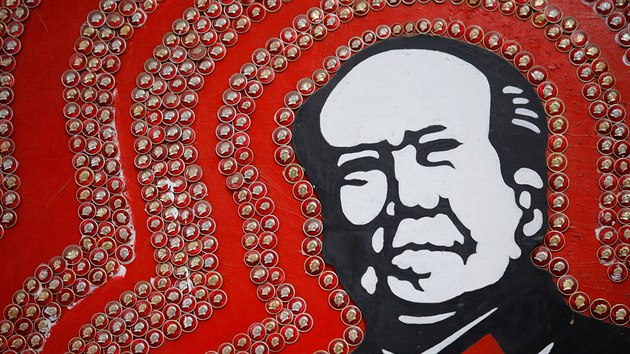 Obraz dikttora Mao Ce-tunga lemovan odznaky s jeho profilem v muzeu v provincii S'-chuan. na si pipomn 50 let od vyhlen Kulturn revoluce. (15. kvtna 2016)