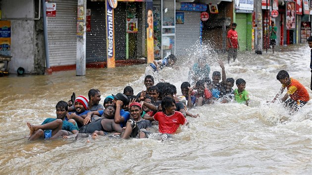 Zplavy na Sr Lance v oblasti u zpadn metropole Colombo. (17. kvtna 2016)