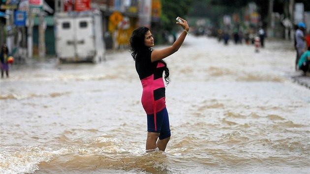 Zplavy na Sr Lance v oblasti u zpadn metropole Colombo. (17. kvtna 2016)