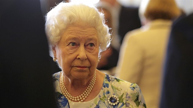 Britsk krlovna Albta II. hovo s premirem Davidem Cameronem na recepci ke svm 90. narozeninm v Buckinghamskm palci (10. kvtna 2016)