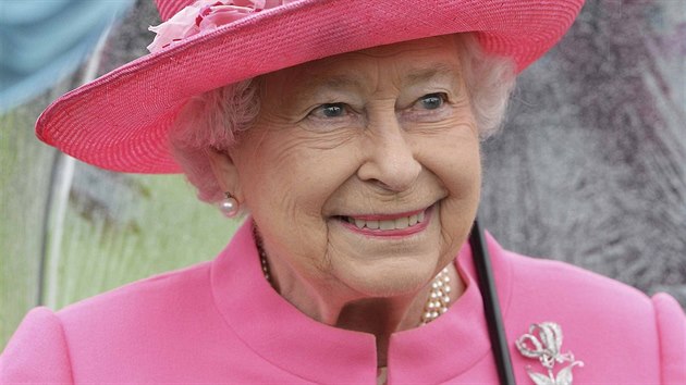Britsk krlovna Albta II. na garden party v zahradch Buckinghamskho palce (10. kvtna 2016)