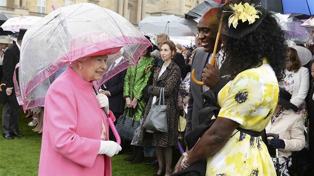 Britsk krlovna Albta II. na garden party v zahradch Buckinghamskho palce (10. kvtna 2016)