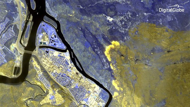Pory v kanadsk provincii Alberta na satelitnm snmku pozenm technologi SWIR. Splen plochy jsou lut, modr barva pedstavuje zdravou vegetaci. Hoc les m jasn lutou barvu. (5. kvtna 2016)
