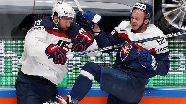 SOUBOJ U MANTINELU. Vlevo je Patrick Maroon z USA, vpravo Martin Marinin ze Slovenska.