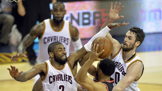 Po mi, kter dr Cory Joseph z Toronta, se spou Kyrie Irving (vlevo) a Kevin Love z Clevelandu.