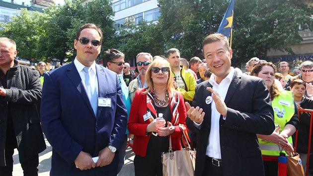 Tomia Okamuru na demonstraci podpoila britsk europoslankyn Janice Atkinsonov a generln tajemnk francouzsk Nrodn fronty Marine Le Penov Ludovic de Danne (14.5.2016).