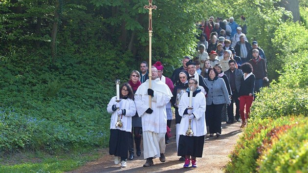 Na zmek Lemberk se v nedli vrtila st ostatk svat Zdislavy. Cennou relikvii sem peneslo proces z baziliky v Jablonnm v Podjetd (15.5.2016).