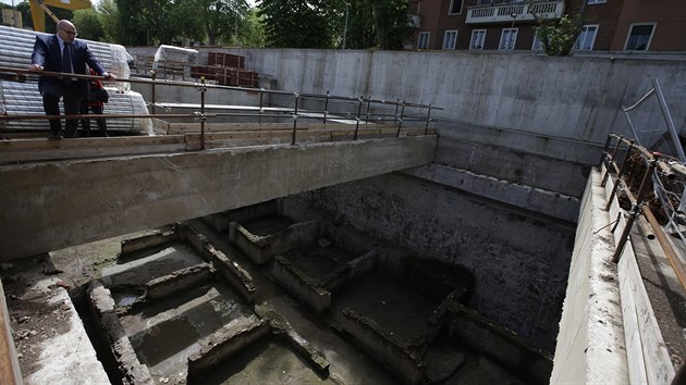 Pohled na starověké ruiny, které byly objevené během prací na nové lince metra C v Římě (16.5.2016).