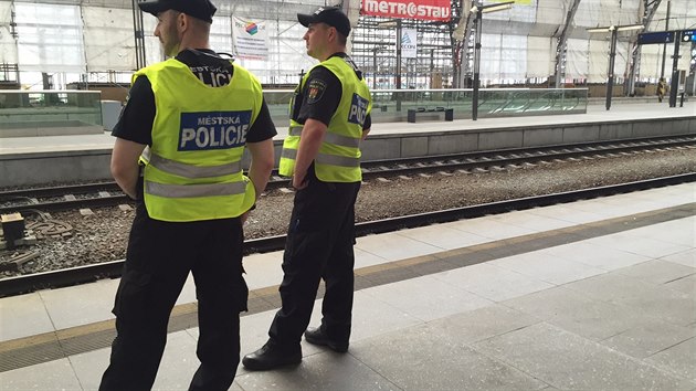 Strnci prask mstsk policie hldkuj na hlavnm ndra, kde anonym oznmil uloen bomby (10.5.2015)