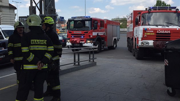 Sloky integrovanho zchrannho systmu provovaly na hlavnm ndra v Praze anonym, kter zde oznmil uloen bomby (10.5.2015)