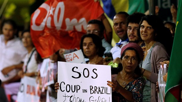 Lid v Brazlii vyli do ulic, aby podpoili prezidentku Rousseffovou (10.5.2016)