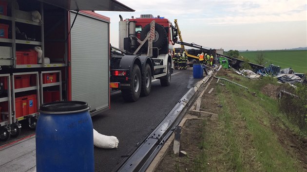 Na dlnici D8 u Nov Vsi se pevrtilo nkladn auto (13.5.2016)