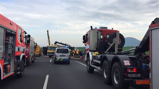 Na dlnici D8 u Nov Vsi se pevrtilo nkladn auto (13.5.2016)