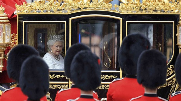 Britsk panovnice Albta II. pijd do parlamentu, aby pednesla tradin projev (18.5.2016)
