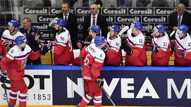 Hokejist oslavuj gl v utkn proti vcarsku na MS 2016 v Rusku
