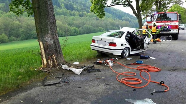 U Starho Msta na Svitavsku narazil idi do stromu, na mst zemel. Ve voze s nm cestovaly ti dti, vechny se zranily.