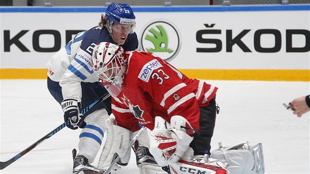 Patrik Laine z Finska ped kanadským brankáem Camem Talbotem.