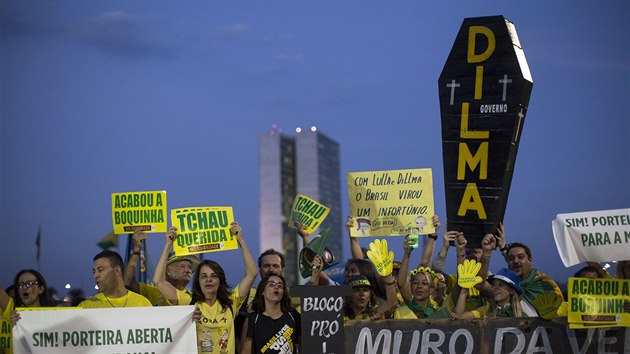 Za sesazen brazilsk prezidentky protestuj v ulicch tisce lid (11. kvtna 2016)