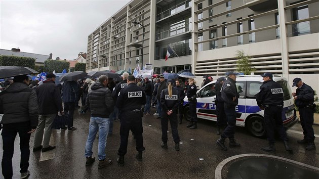 V Pai se ve stedu protestovalo proti policejnmu nsil (18. kvtna 2016)