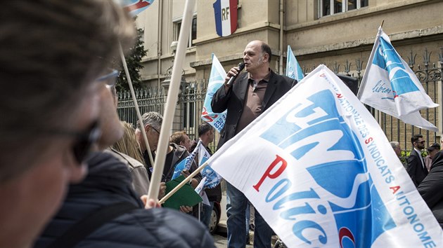 V Pai se ve stedu protestovalo proti policejnmu nsil (18. kvtna 2016)