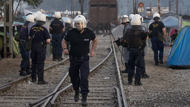 Ve stedu musela v tboe v Idomeni zasahovat policie (18. kvtna 2016)