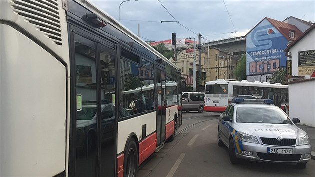 Nkladn vz strhl trolejov veden pod viaduktem v ulici Jaromrova v praskch Nuslch. (13. 5. 2016)