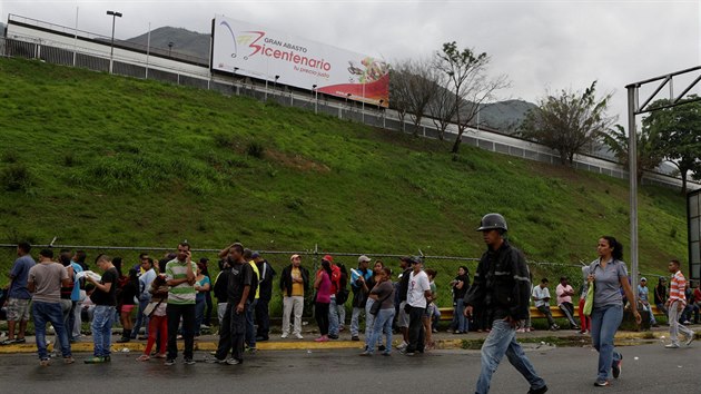 Venezuelan ekaj ped supermarkety, aby si mohli koupit zkladn potraviny (17. kvten 2016)