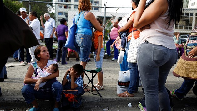 Venezuelan ekaj ped supermarkety, aby si mohli koupit zkladn potraviny (17. kvten 2016)