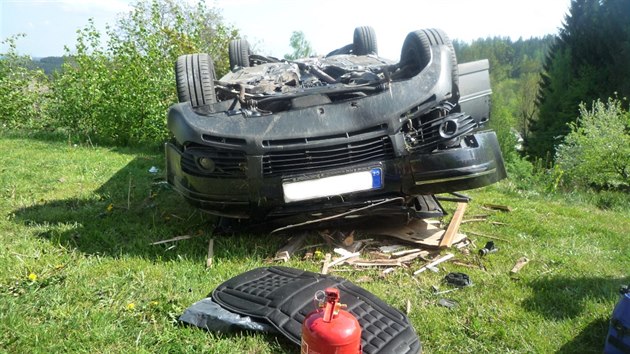 Auto spadlo z podezdvky garovho stn vysok tm tyi metry. V dob pevrcen vozu na stechu byla uvnit idika.