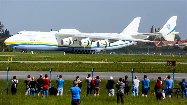 Na prask letit v Ruzyni dosedlo nejvt letadlo na svt Antonov An-225 Mrija. (10. kvtna 2016)