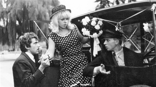 Ji Hrzn, Iva Janurov a Vladimr Pucholt ve filmu Svatba jako emen (1967)