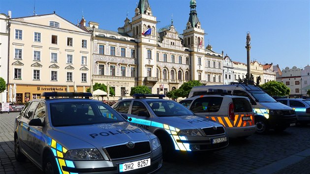 Policie zasahuje kvli bombov hrozb v budov pardubickho magistrtu (10. kvtna 2016).