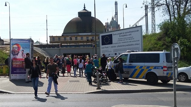 Policie zasahuje i na plzeskm hlavnm ndra (10. kvtna 2016).