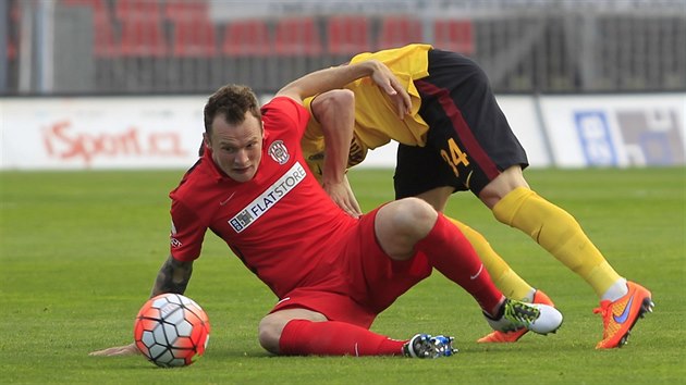 Fotbalist Zbrojovky (v ervenm tonk Jakub eznek) ped vc ne deseti tisci divky porazili Spartu 1:0.