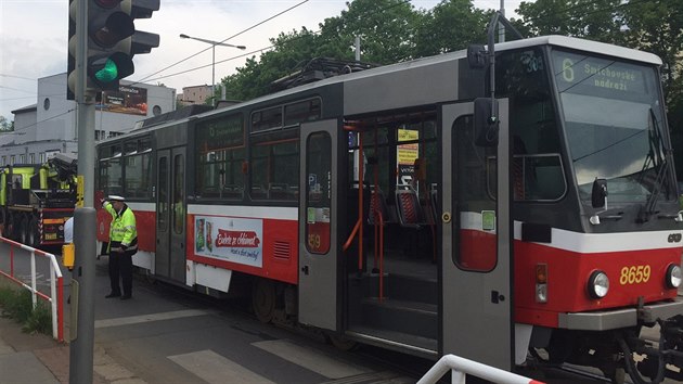 Oprava strenho trolejovho veden pod viaduktem v ulici Jaromrova v praskch Nuslch. (13. 5. 2016)