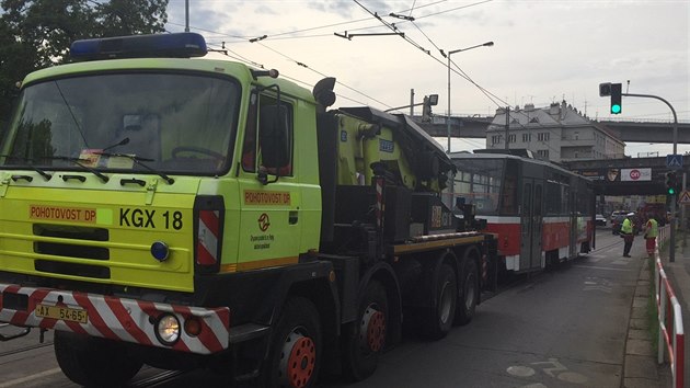 Oprava strenho trolejovho veden pod viaduktem v ulici Jaromrova v praskch Nuslch. (13. 5. 2016)