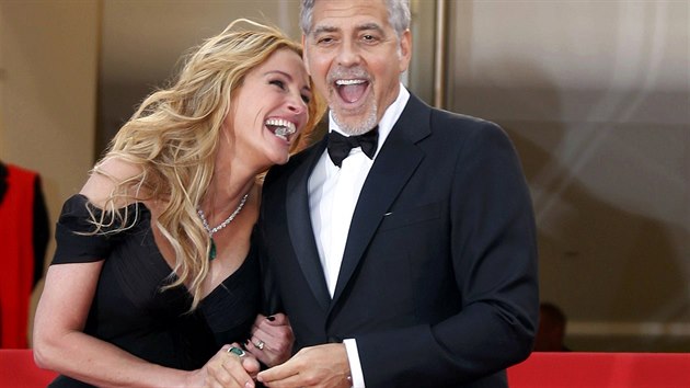 Julia Robertsov a George Clooney na filmovm festivalu v Cannes.