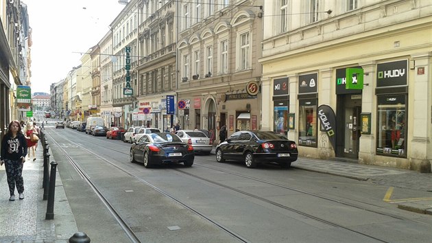 Od pti rno do sedmi veer se nesm stt tam, kde by mezi autem a tramvajovou kolejnic nezstal alespo ti a pl metru irok jzdn pruh.