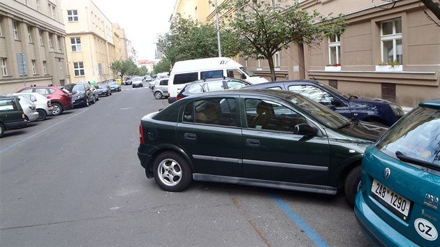 Auta parkující v Pemyslovské ulici