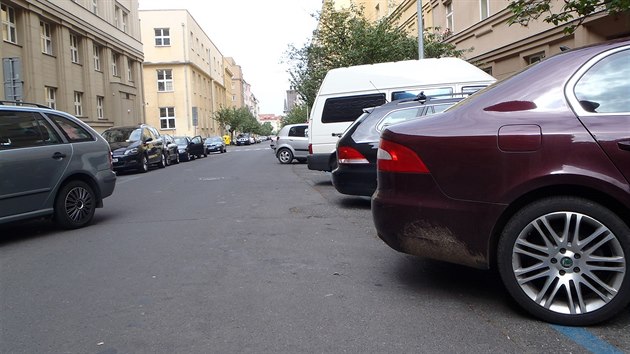 Auta parkujc v Pemyslovsk ulici
