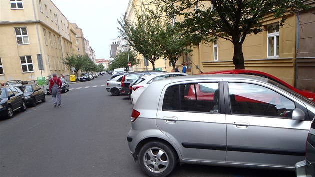 Auta parkujc v Pemyslovsk ulici