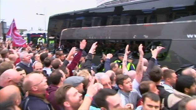 Fanouci West Hamu brzdili autobus Manchesteru. Zpas ml zpodn.