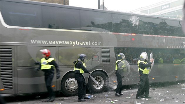 Autobus s fotbalisty Manchesteru United pijd ke stadionu West Hamu, kde ho napadli chuligni.