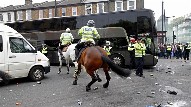 Autobus s fotbalisty Manchesteru United pijd ke stadionu West Hamu, kde ho napadli chuligni.