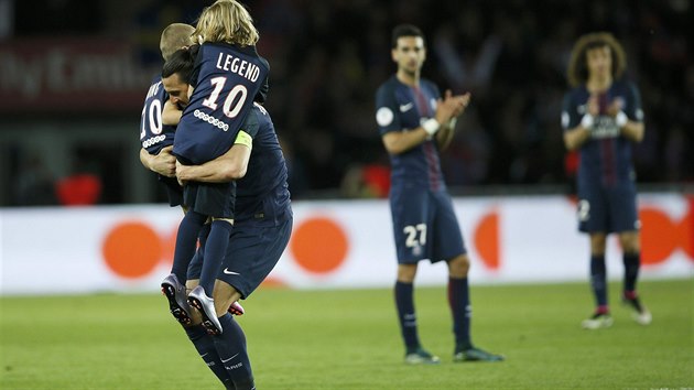 Zlatan Ibrahimovic dr sv dti bhem louen s Paris St. Germain po poslednm zpase francouzsk ligy.