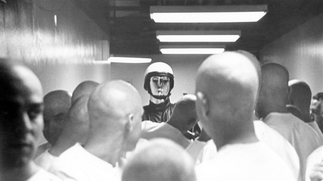 lenové synanonské komunity ve snímku George Lucase THX 1138 (1971)